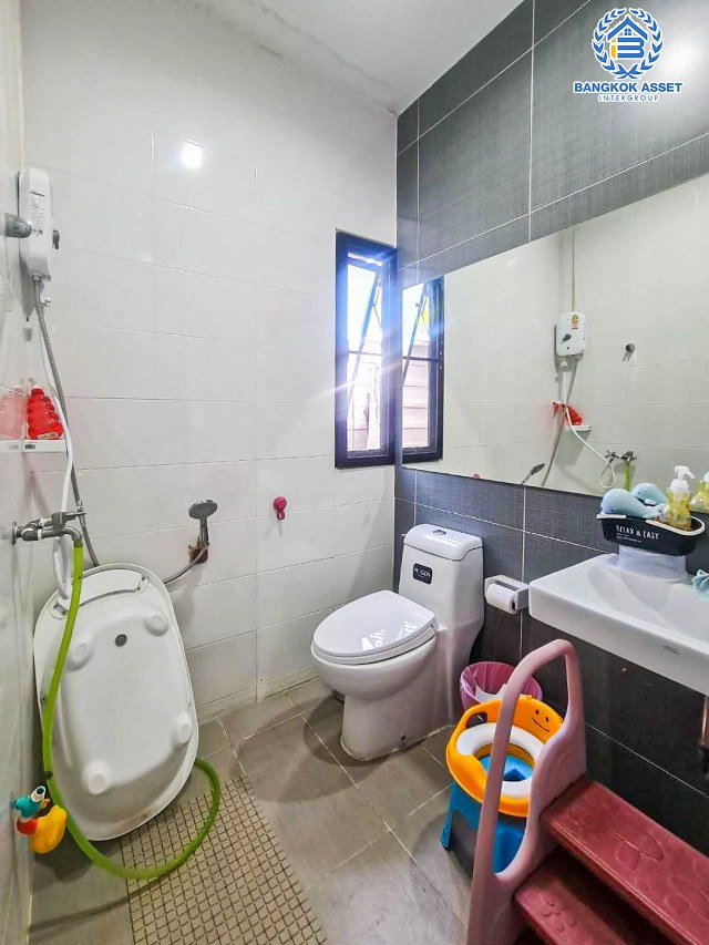 บ้านเดี่ยวมือสองนนทบุรี โครงการ ดีไลท์ รัตนาธิเบศร์ เนื้อที่กว้างขวางถึง 62.1 ตร.ว. ฟังก์ชัน 3 ห้องนอน 3 ห้องน้ำ 2 ที่จอดรถ บ้านตกแต่งใหม่ สไตล์โมเดิร์นแบบ Loft บนทำเลแห่งการเดินทาง เชื่อมต่อถนนราชพฤกษ์, ถนนรัตนาธิเบศร์ เพียง 15 นาทีก็ถึงรถไฟฟ้าสายสีม่วง "สถานีบางรักน้อย ท่าอิฐ"