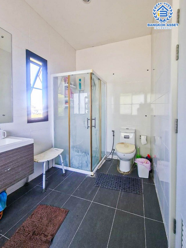 บ้านเดี่ยวมือสองนนทบุรี โครงการ ดีไลท์ รัตนาธิเบศร์ เนื้อที่กว้างขวางถึง 62.1 ตร.ว. ฟังก์ชัน 3 ห้องนอน 3 ห้องน้ำ 2 ที่จอดรถ บ้านตกแต่งใหม่ สไตล์โมเดิร์นแบบ Loft บนทำเลแห่งการเดินทาง เชื่อมต่อถนนราชพฤกษ์, ถนนรัตนาธิเบศร์ เพียง 15 นาทีก็ถึงรถไฟฟ้าสายสีม่วง "สถานีบางรักน้อย ท่าอิฐ"