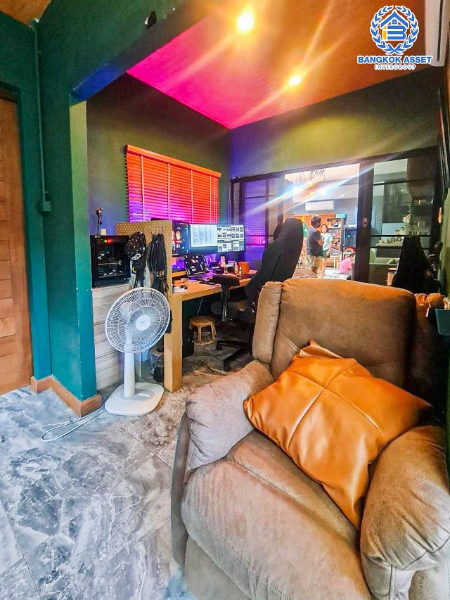 บ้านเดี่ยวมือสองนนทบุรี โครงการ ดีไลท์ รัตนาธิเบศร์ เนื้อที่กว้างขวางถึง 62.1 ตร.ว. ฟังก์ชัน 3 ห้องนอน 3 ห้องน้ำ 2 ที่จอดรถ บ้านตกแต่งใหม่ สไตล์โมเดิร์นแบบ Loft บนทำเลแห่งการเดินทาง เชื่อมต่อถนนราชพฤกษ์, ถนนรัตนาธิเบศร์ เพียง 15 นาทีก็ถึงรถไฟฟ้าสายสีม่วง "สถานีบางรักน้อย ท่าอิฐ"