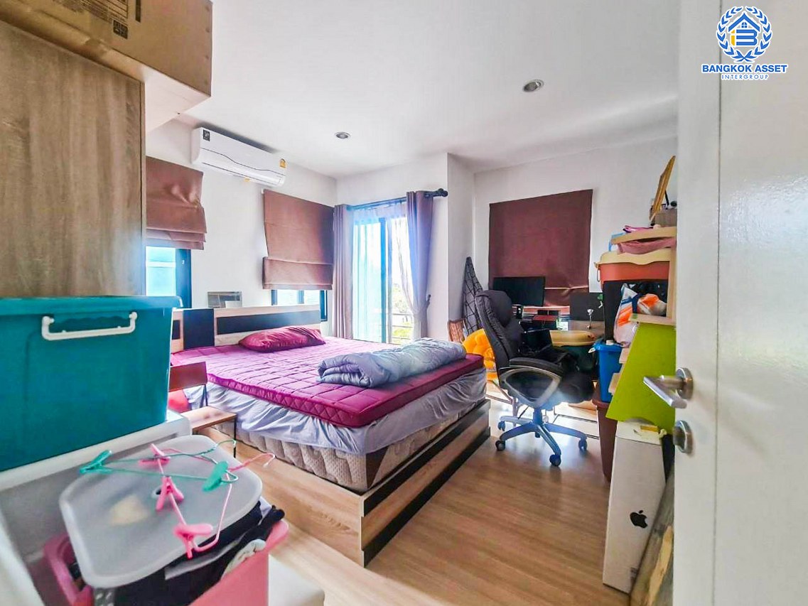 บ้านเดี่ยวมือสองนนทบุรี โครงการ ดีไลท์ รัตนาธิเบศร์ เนื้อที่กว้างขวางถึง 62.1 ตร.ว. ฟังก์ชัน 3 ห้องนอน 3 ห้องน้ำ 2 ที่จอดรถ บ้านตกแต่งใหม่ สไตล์โมเดิร์นแบบ Loft บนทำเลแห่งการเดินทาง เชื่อมต่อถนนราชพฤกษ์, ถนนรัตนาธิเบศร์ เพียง 15 นาทีก็ถึงรถไฟฟ้าสายสีม่วง "สถานีบางรักน้อย ท่าอิฐ"