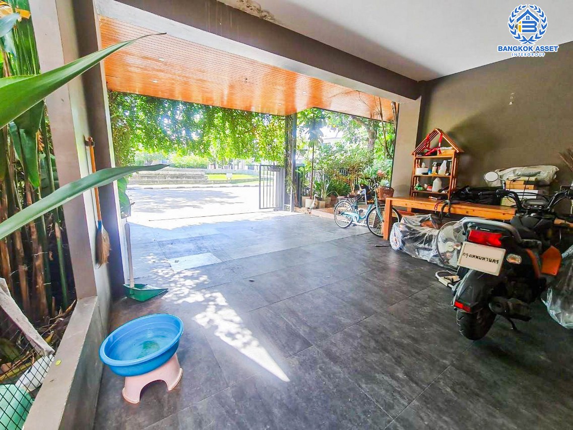 บ้านเดี่ยวมือสองนนทบุรี โครงการ ดีไลท์ รัตนาธิเบศร์ เนื้อที่กว้างขวางถึง 62.1 ตร.ว. ฟังก์ชัน 3 ห้องนอน 3 ห้องน้ำ 2 ที่จอดรถ บ้านตกแต่งใหม่ สไตล์โมเดิร์นแบบ Loft บนทำเลแห่งการเดินทาง เชื่อมต่อถนนราชพฤกษ์, ถนนรัตนาธิเบศร์ เพียง 15 นาทีก็ถึงรถไฟฟ้าสายสีม่วง "สถานีบางรักน้อย ท่าอิฐ"