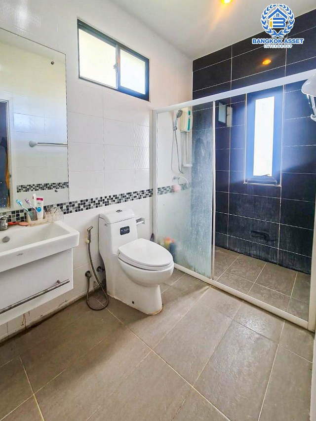 บ้านเดี่ยวมือสองนนทบุรี โครงการ ดีไลท์ รัตนาธิเบศร์ เนื้อที่กว้างขวางถึง 62.1 ตร.ว. ฟังก์ชัน 3 ห้องนอน 3 ห้องน้ำ 2 ที่จอดรถ บ้านตกแต่งใหม่ สไตล์โมเดิร์นแบบ Loft บนทำเลแห่งการเดินทาง เชื่อมต่อถนนราชพฤกษ์, ถนนรัตนาธิเบศร์ เพียง 15 นาทีก็ถึงรถไฟฟ้าสายสีม่วง "สถานีบางรักน้อย ท่าอิฐ"