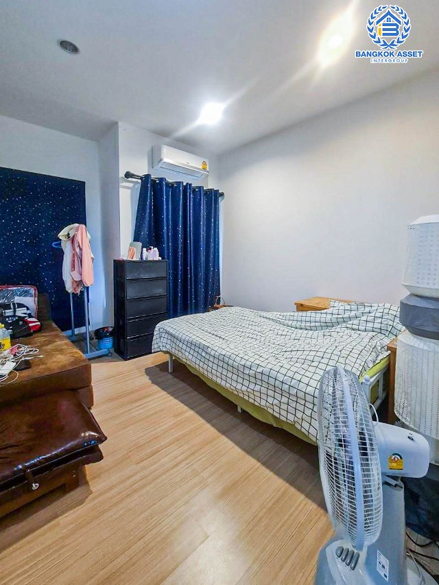 บ้านเดี่ยวมือสองนนทบุรี โครงการ ดีไลท์ รัตนาธิเบศร์ เนื้อที่กว้างขวางถึง 62.1 ตร.ว. ฟังก์ชัน 3 ห้องนอน 3 ห้องน้ำ 2 ที่จอดรถ บ้านตกแต่งใหม่ สไตล์โมเดิร์นแบบ Loft บนทำเลแห่งการเดินทาง เชื่อมต่อถนนราชพฤกษ์, ถนนรัตนาธิเบศร์ เพียง 15 นาทีก็ถึงรถไฟฟ้าสายสีม่วง "สถานีบางรักน้อย ท่าอิฐ"