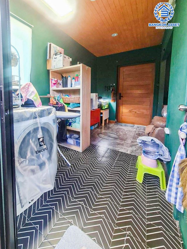 บ้านเดี่ยวมือสองนนทบุรี โครงการ ดีไลท์ รัตนาธิเบศร์ เนื้อที่กว้างขวางถึง 62.1 ตร.ว. ฟังก์ชัน 3 ห้องนอน 3 ห้องน้ำ 2 ที่จอดรถ บ้านตกแต่งใหม่ สไตล์โมเดิร์นแบบ Loft บนทำเลแห่งการเดินทาง เชื่อมต่อถนนราชพฤกษ์, ถนนรัตนาธิเบศร์ เพียง 15 นาทีก็ถึงรถไฟฟ้าสายสีม่วง "สถานีบางรักน้อย ท่าอิฐ"