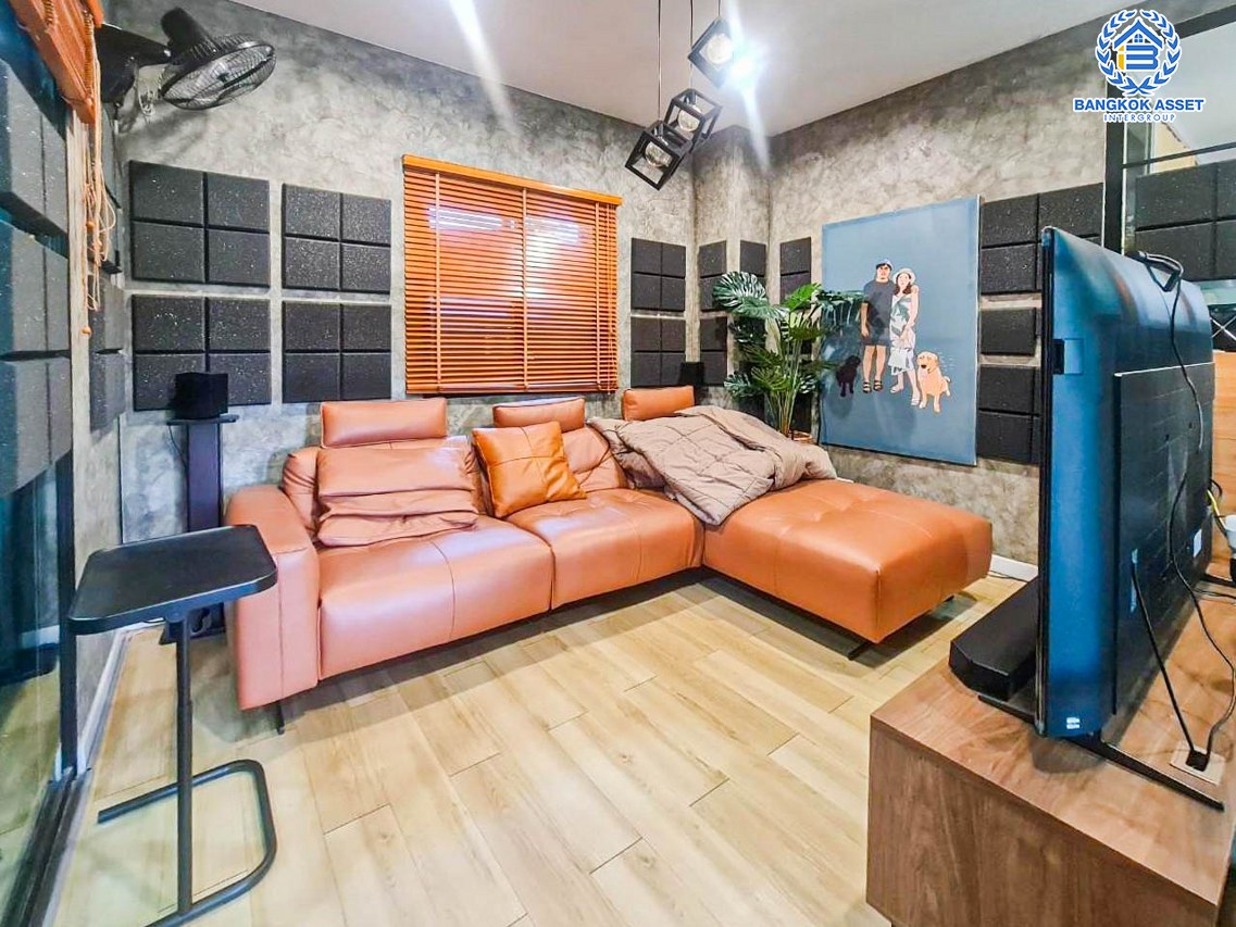 บ้านเดี่ยวมือสองนนทบุรี โครงการ ดีไลท์ รัตนาธิเบศร์ เนื้อที่กว้างขวางถึง 62.1 ตร.ว. ฟังก์ชัน 3 ห้องนอน 3 ห้องน้ำ 2 ที่จอดรถ บ้านตกแต่งใหม่ สไตล์โมเดิร์นแบบ Loft บนทำเลแห่งการเดินทาง เชื่อมต่อถนนราชพฤกษ์, ถนนรัตนาธิเบศร์ เพียง 15 นาทีก็ถึงรถไฟฟ้าสายสีม่วง "สถานีบางรักน้อย ท่าอิฐ"