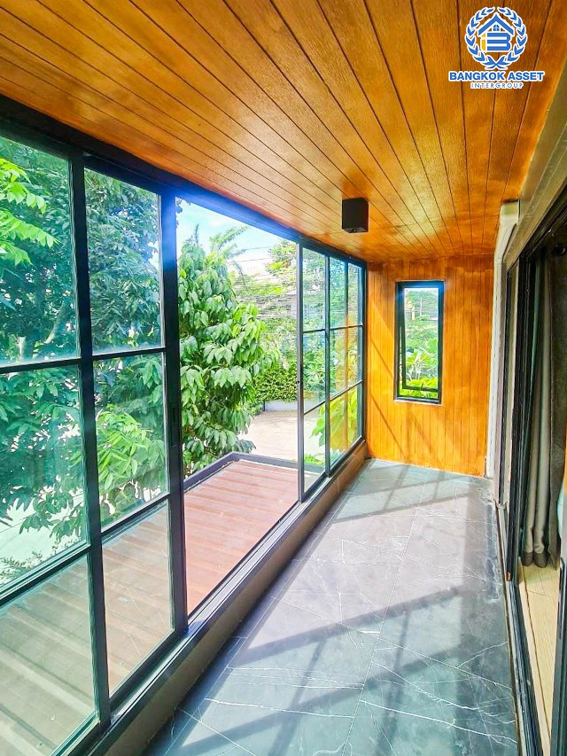 บ้านเดี่ยวมือสองนนทบุรี โครงการ ดีไลท์ รัตนาธิเบศร์ เนื้อที่กว้างขวางถึง 62.1 ตร.ว. ฟังก์ชัน 3 ห้องนอน 3 ห้องน้ำ 2 ที่จอดรถ บ้านตกแต่งใหม่ สไตล์โมเดิร์นแบบ Loft บนทำเลแห่งการเดินทาง เชื่อมต่อถนนราชพฤกษ์, ถนนรัตนาธิเบศร์ เพียง 15 นาทีก็ถึงรถไฟฟ้าสายสีม่วง "สถานีบางรักน้อย ท่าอิฐ"