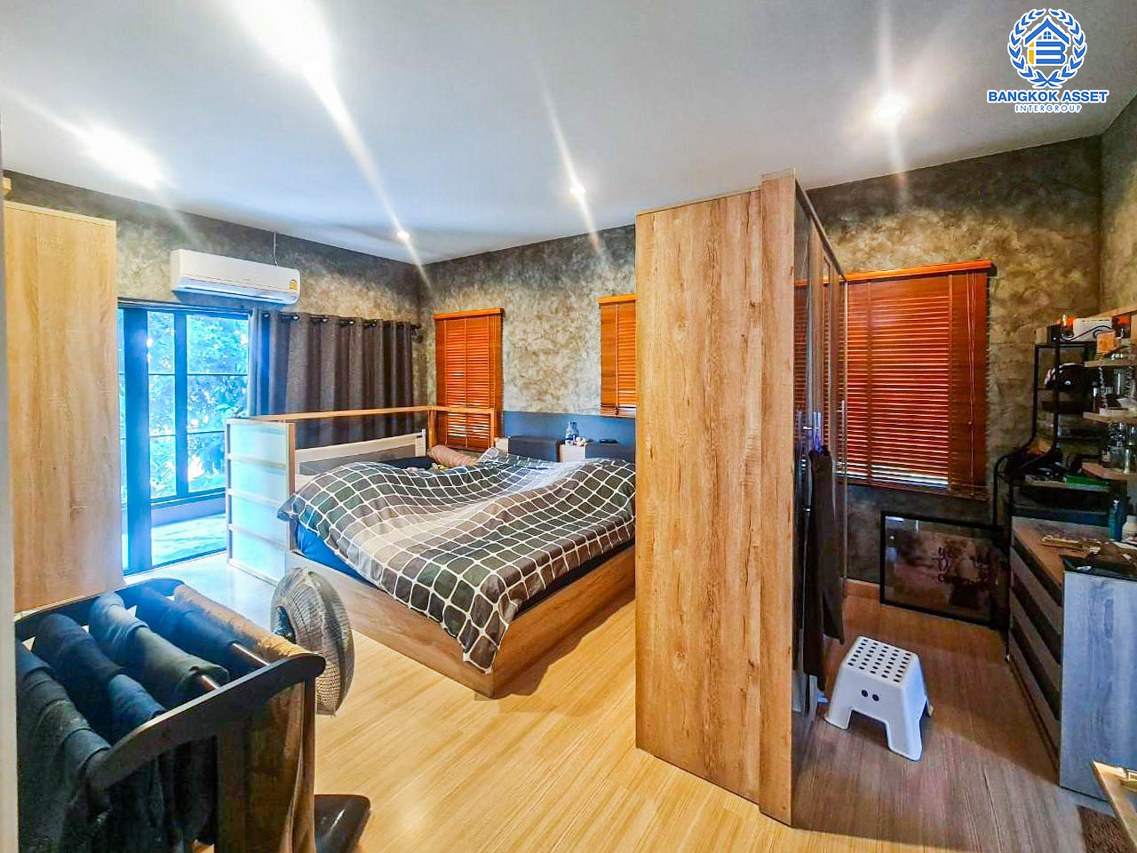 บ้านเดี่ยวมือสองนนทบุรี โครงการ ดีไลท์ รัตนาธิเบศร์ เนื้อที่กว้างขวางถึง 62.1 ตร.ว. ฟังก์ชัน 3 ห้องนอน 3 ห้องน้ำ 2 ที่จอดรถ บ้านตกแต่งใหม่ สไตล์โมเดิร์นแบบ Loft บนทำเลแห่งการเดินทาง เชื่อมต่อถนนราชพฤกษ์, ถนนรัตนาธิเบศร์ เพียง 15 นาทีก็ถึงรถไฟฟ้าสายสีม่วง "สถานีบางรักน้อย ท่าอิฐ"