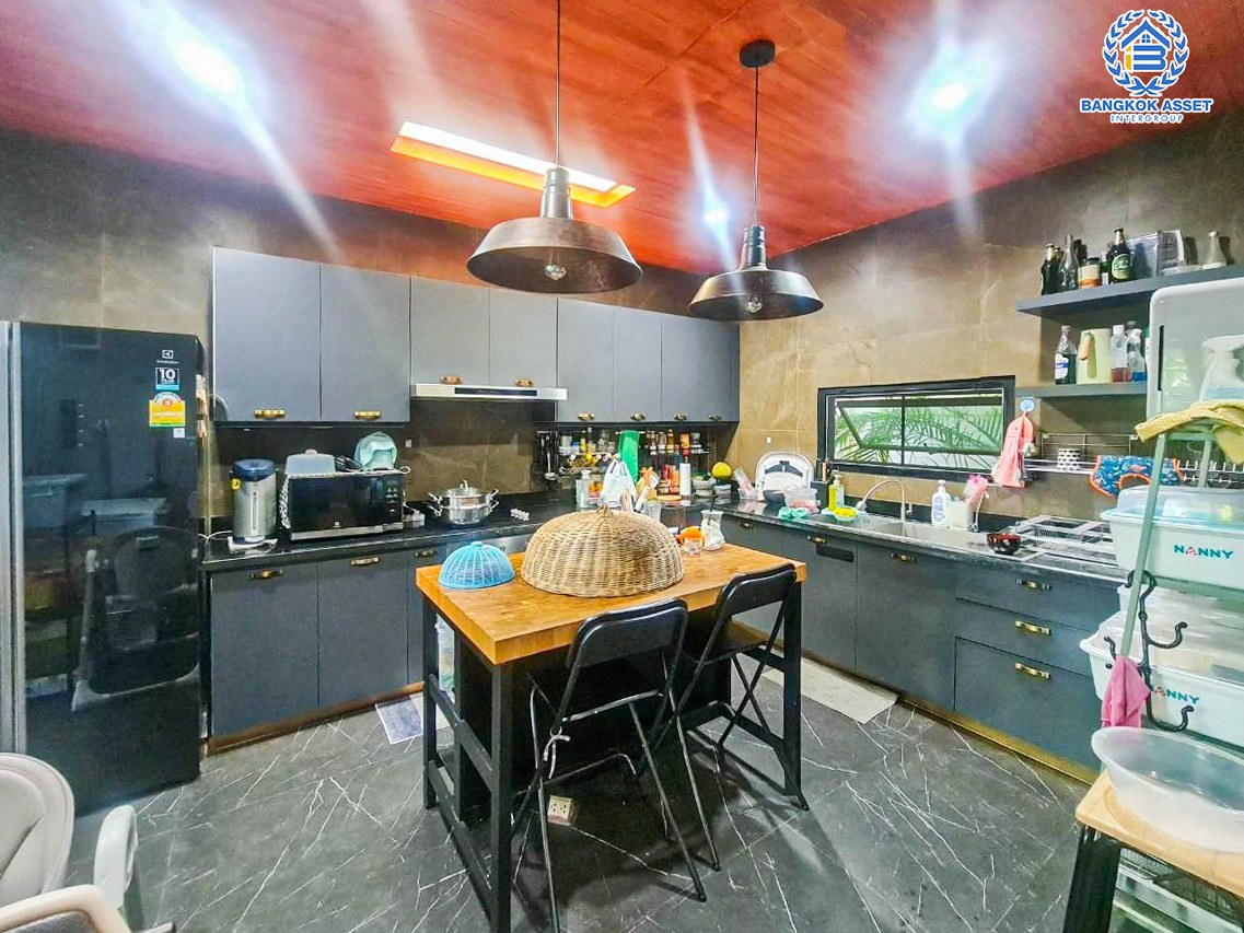 บ้านเดี่ยวมือสองนนทบุรี โครงการ ดีไลท์ รัตนาธิเบศร์ เนื้อที่กว้างขวางถึง 62.1 ตร.ว. ฟังก์ชัน 3 ห้องนอน 3 ห้องน้ำ 2 ที่จอดรถ บ้านตกแต่งใหม่ สไตล์โมเดิร์นแบบ Loft บนทำเลแห่งการเดินทาง เชื่อมต่อถนนราชพฤกษ์, ถนนรัตนาธิเบศร์ เพียง 15 นาทีก็ถึงรถไฟฟ้าสายสีม่วง "สถานีบางรักน้อย ท่าอิฐ"