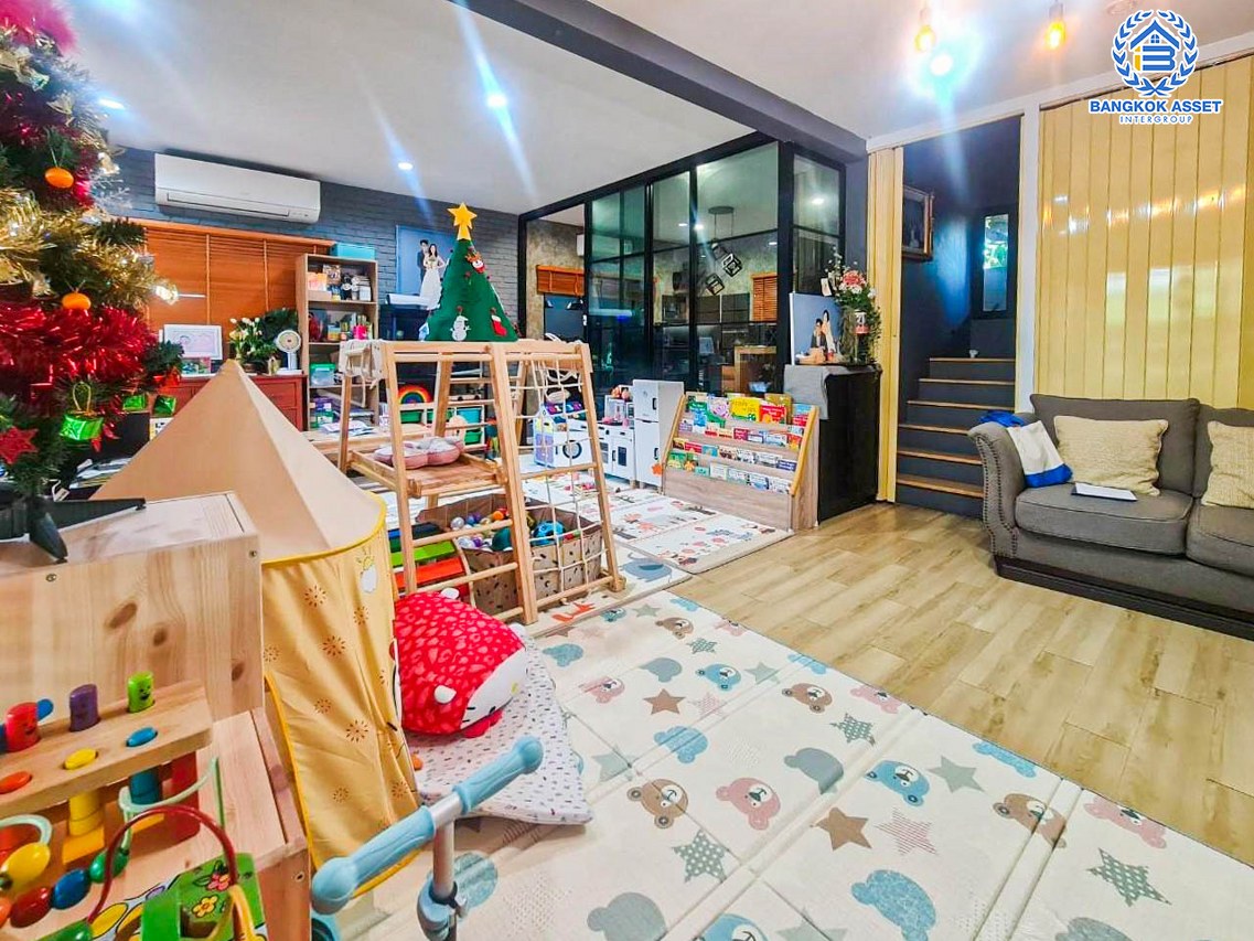 บ้านเดี่ยวมือสองนนทบุรี โครงการ ดีไลท์ รัตนาธิเบศร์ เนื้อที่กว้างขวางถึง 62.1 ตร.ว. ฟังก์ชัน 3 ห้องนอน 3 ห้องน้ำ 2 ที่จอดรถ บ้านตกแต่งใหม่ สไตล์โมเดิร์นแบบ Loft บนทำเลแห่งการเดินทาง เชื่อมต่อถนนราชพฤกษ์, ถนนรัตนาธิเบศร์ เพียง 15 นาทีก็ถึงรถไฟฟ้าสายสีม่วง "สถานีบางรักน้อย ท่าอิฐ"