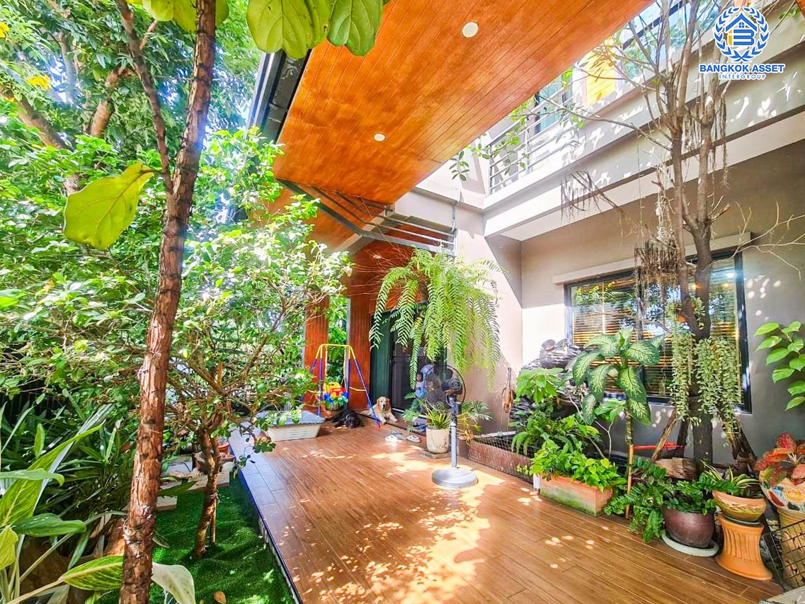 บ้านเดี่ยวมือสองนนทบุรี โครงการ ดีไลท์ รัตนาธิเบศร์ เนื้อที่กว้างขวางถึง 62.1 ตร.ว. ฟังก์ชัน 3 ห้องนอน 3 ห้องน้ำ 2 ที่จอดรถ บ้านตกแต่งใหม่ สไตล์โมเดิร์นแบบ Loft บนทำเลแห่งการเดินทาง เชื่อมต่อถนนราชพฤกษ์, ถนนรัตนาธิเบศร์ เพียง 15 นาทีก็ถึงรถไฟฟ้าสายสีม่วง "สถานีบางรักน้อย ท่าอิฐ"