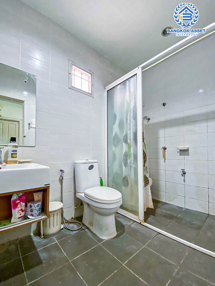 ทาวน์เฮ้าส์มือสอง โครงการ พฤกษาวิลล์22 พระราม5-2 เนื้อที่กว้าง 17.40 ตร.ว. ฟังก์ชัน 3 ห้องนอน 2 ห้องน้ำ 1 ที่จอดรถ สภาพภายในสวย พร้อมเข้าอยู่ได้ทันที ฟรีแอร์!  ตั้งบนทำเลดี เชื่อมต่อถนนบางกรวย-ไทรน้อย ถนนนครอินทร์ ถนนราชพฤกษ์ ใกล้รถไฟฟ้าสายสีม่วง "สถานีแยกติวานนท์" และจุดขึ้นทางด่วน "พระราม7" จองเลย!