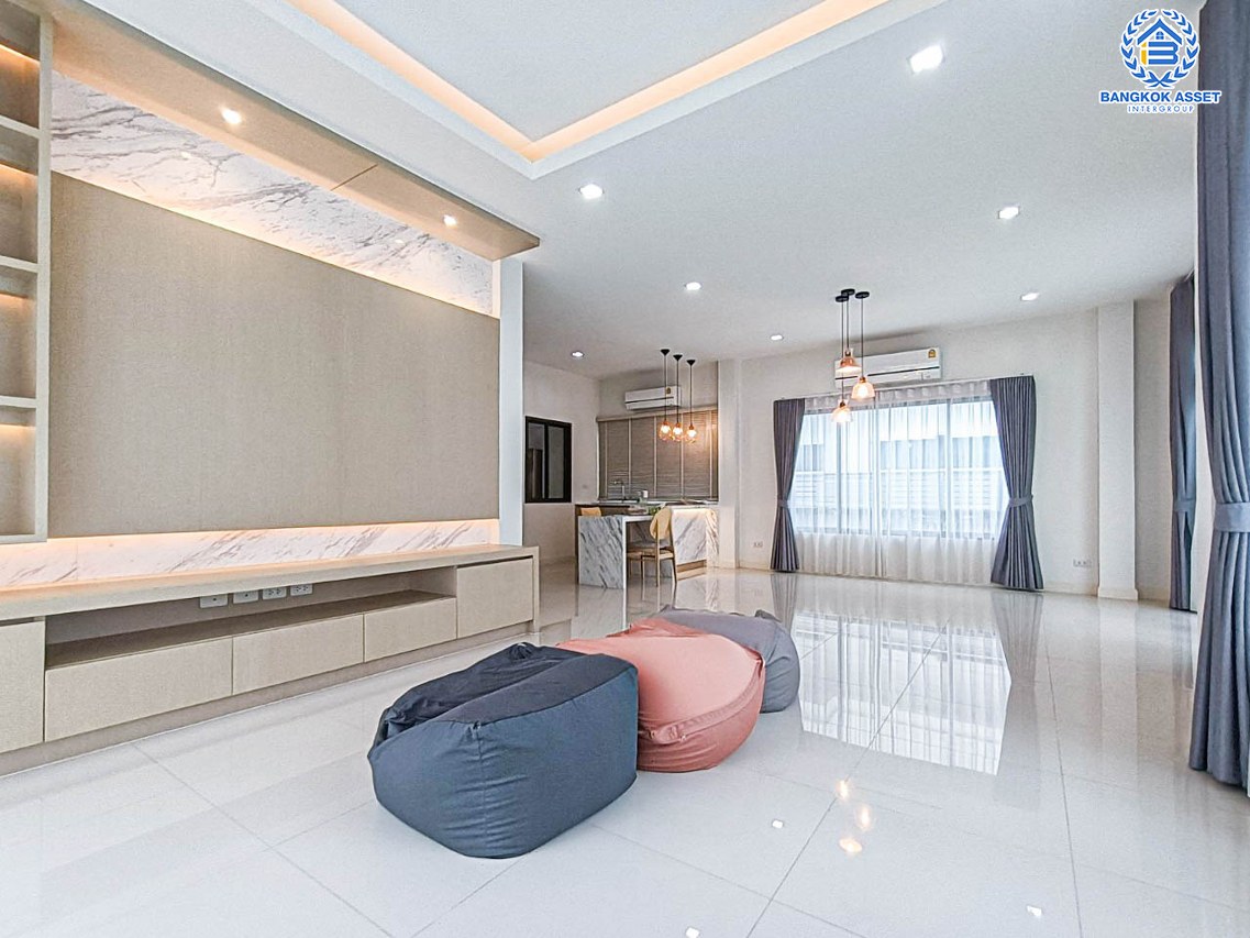 บ้านเดี่ยวมือสองนนทบุรี โครงการ เพอร์เฟค เพลส เอ็กซ์คลูซีฟ ราชพฤกษ์ #หลังมุม เนื้อที่กว้างขวางเกือบ 66 ตร.ว. ฟังก์ชัน 2 ห้องนอน 3 ห้องน้ำ 2 ที่จอดรถ บ้านใหม่ไม่เคยเข้าอยู่ บิวท์อินครบครัน แถมฟรี! 6 เครื่องปรับอากาศ และ 3 เครื่องทำน้ำอุ่น บนทำเลดี เพียง 10 นาทีก็ถึงรถไฟฟ้าสายสีม่วง "สถานีบางรักน้อยท่าอิฐ" ใกล้ทางด่วน "ศรีรัช"...