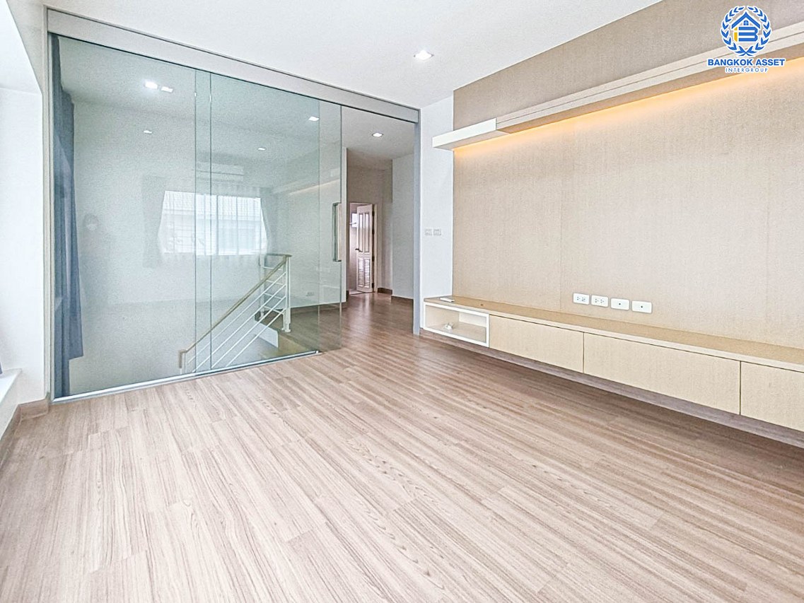 บ้านเดี่ยวมือสองนนทบุรี โครงการ เพอร์เฟค เพลส เอ็กซ์คลูซีฟ ราชพฤกษ์ #หลังมุม เนื้อที่กว้างขวางเกือบ 66 ตร.ว. ฟังก์ชัน 2 ห้องนอน 3 ห้องน้ำ 2 ที่จอดรถ บ้านใหม่ไม่เคยเข้าอยู่ บิวท์อินครบครัน แถมฟรี! 6 เครื่องปรับอากาศ และ 3 เครื่องทำน้ำอุ่น บนทำเลดี เพียง 10 นาทีก็ถึงรถไฟฟ้าสายสีม่วง "สถานีบางรักน้อยท่าอิฐ" ใกล้ทางด่วน "ศรีรัช"...