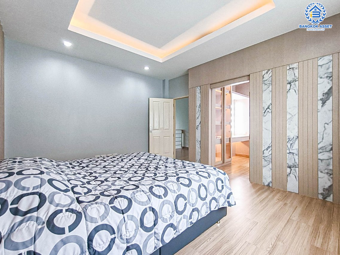 บ้านเดี่ยวมือสองนนทบุรี โครงการ เพอร์เฟค เพลส เอ็กซ์คลูซีฟ ราชพฤกษ์ #หลังมุม เนื้อที่กว้างขวางเกือบ 66 ตร.ว. ฟังก์ชัน 2 ห้องนอน 3 ห้องน้ำ 2 ที่จอดรถ บ้านใหม่ไม่เคยเข้าอยู่ บิวท์อินครบครัน แถมฟรี! 6 เครื่องปรับอากาศ และ 3 เครื่องทำน้ำอุ่น บนทำเลดี เพียง 10 นาทีก็ถึงรถไฟฟ้าสายสีม่วง "สถานีบางรักน้อยท่าอิฐ" ใกล้ทางด่วน "ศรีรัช"...