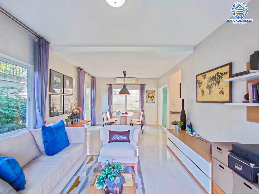 บ้านเดี่ยวมือสอง โครงการ คณาสิริ ศาลายา หลังมุม เนื้อที่กว้าง 61.30 ตร.ว. ฟังก์ชัน 4 ห้องนอน 2 ห้องน้ำ 2 ที่จอดรถ พร้อมอยู่ ภายในตกแต่งโมเดิร์น บนทำเลแห่งการเดินทาง เชื่อมต่อถนนกรุงนนท์-จงถนอม ถนนศาลายา ถนนกาญจนาภิเษก ใกล้รถไฟฟ้าสายสีม่วง "สถานีตลาดบางใหญ่" และจุดขึ้นทางด่วน "ศรีรัช"