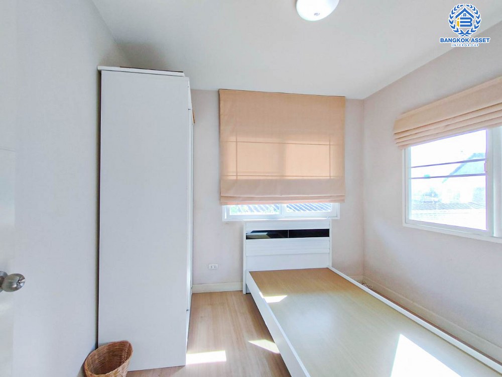 บ้านเดี่ยวมือสอง โครงการ คณาสิริ ศาลายา หลังมุม เนื้อที่กว้าง 61.30 ตร.ว. ฟังก์ชัน 4 ห้องนอน 2 ห้องน้ำ 2 ที่จอดรถ พร้อมอยู่ ภายในตกแต่งโมเดิร์น บนทำเลแห่งการเดินทาง เชื่อมต่อถนนกรุงนนท์-จงถนอม ถนนศาลายา ถนนกาญจนาภิเษก ใกล้รถไฟฟ้าสายสีม่วง "สถานีตลาดบางใหญ่" และจุดขึ้นทางด่วน "ศรีรัช"