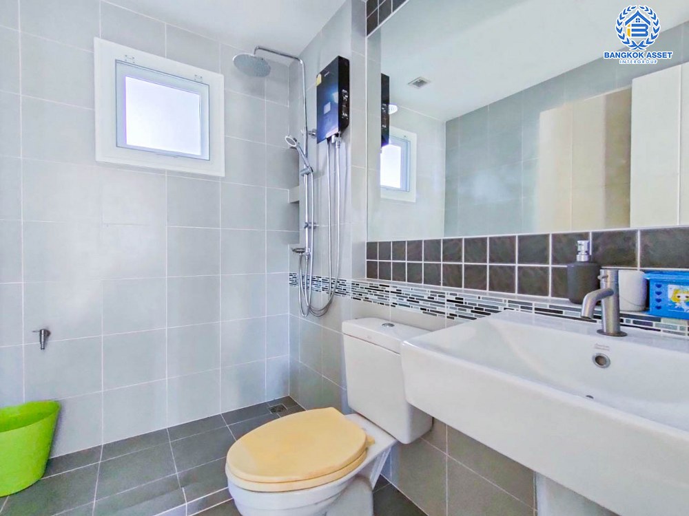 บ้านเดี่ยวมือสอง โครงการ คณาสิริ ศาลายา หลังมุม เนื้อที่กว้าง 61.30 ตร.ว. ฟังก์ชัน 4 ห้องนอน 2 ห้องน้ำ 2 ที่จอดรถ พร้อมอยู่ ภายในตกแต่งโมเดิร์น บนทำเลแห่งการเดินทาง เชื่อมต่อถนนกรุงนนท์-จงถนอม ถนนศาลายา ถนนกาญจนาภิเษก ใกล้รถไฟฟ้าสายสีม่วง "สถานีตลาดบางใหญ่" และจุดขึ้นทางด่วน "ศรีรัช"