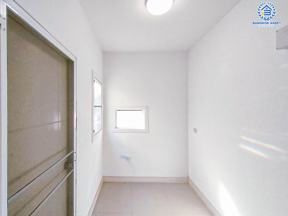 บ้านเดี่ยวมือสอง โครงการ คณาสิริ ศาลายา หลังมุม เนื้อที่กว้าง 61.30 ตร.ว. ฟังก์ชัน 4 ห้องนอน 2 ห้องน้ำ 2 ที่จอดรถ พร้อมอยู่ ภายในตกแต่งโมเดิร์น บนทำเลแห่งการเดินทาง เชื่อมต่อถนนกรุงนนท์-จงถนอม ถนนศาลายา ถนนกาญจนาภิเษก ใกล้รถไฟฟ้าสายสีม่วง "สถานีตลาดบางใหญ่" และจุดขึ้นทางด่วน "ศรีรัช"