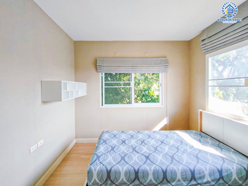 บ้านเดี่ยวมือสอง โครงการ คณาสิริ ศาลายา หลังมุม เนื้อที่กว้าง 61.30 ตร.ว. ฟังก์ชัน 4 ห้องนอน 2 ห้องน้ำ 2 ที่จอดรถ พร้อมอยู่ ภายในตกแต่งโมเดิร์น บนทำเลแห่งการเดินทาง เชื่อมต่อถนนกรุงนนท์-จงถนอม ถนนศาลายา ถนนกาญจนาภิเษก ใกล้รถไฟฟ้าสายสีม่วง "สถานีตลาดบางใหญ่" และจุดขึ้นทางด่วน "ศรีรัช"