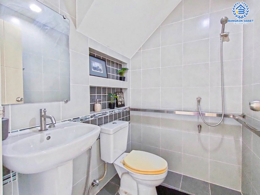 บ้านเดี่ยวมือสอง โครงการ คณาสิริ ศาลายา หลังมุม เนื้อที่กว้าง 61.30 ตร.ว. ฟังก์ชัน 4 ห้องนอน 2 ห้องน้ำ 2 ที่จอดรถ พร้อมอยู่ ภายในตกแต่งโมเดิร์น บนทำเลแห่งการเดินทาง เชื่อมต่อถนนกรุงนนท์-จงถนอม ถนนศาลายา ถนนกาญจนาภิเษก ใกล้รถไฟฟ้าสายสีม่วง "สถานีตลาดบางใหญ่" และจุดขึ้นทางด่วน "ศรีรัช"