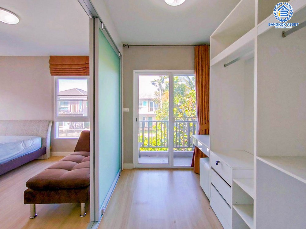 บ้านเดี่ยวมือสอง โครงการ คณาสิริ ศาลายา หลังมุม เนื้อที่กว้าง 61.30 ตร.ว. ฟังก์ชัน 4 ห้องนอน 2 ห้องน้ำ 2 ที่จอดรถ พร้อมอยู่ ภายในตกแต่งโมเดิร์น บนทำเลแห่งการเดินทาง เชื่อมต่อถนนกรุงนนท์-จงถนอม ถนนศาลายา ถนนกาญจนาภิเษก ใกล้รถไฟฟ้าสายสีม่วง "สถานีตลาดบางใหญ่" และจุดขึ้นทางด่วน "ศรีรัช"