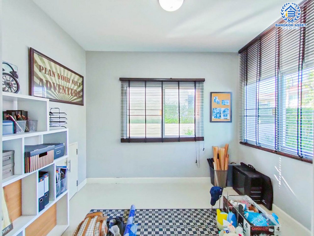 บ้านเดี่ยวมือสอง โครงการ คณาสิริ ศาลายา หลังมุม เนื้อที่กว้าง 61.30 ตร.ว. ฟังก์ชัน 4 ห้องนอน 2 ห้องน้ำ 2 ที่จอดรถ พร้อมอยู่ ภายในตกแต่งโมเดิร์น บนทำเลแห่งการเดินทาง เชื่อมต่อถนนกรุงนนท์-จงถนอม ถนนศาลายา ถนนกาญจนาภิเษก ใกล้รถไฟฟ้าสายสีม่วง "สถานีตลาดบางใหญ่" และจุดขึ้นทางด่วน "ศรีรัช"