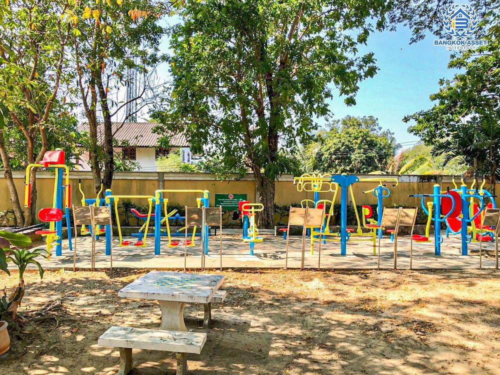 บ้านแฝดมือสอง โครงการ โฮมเพลส วงแหวน-รัตนาธิเบศร์ เนื้อที่กว้าง 41.60 ตร.ว. ฟังก์ชัน 3 ห้องนอน 2 ห้องน้ำ 2 ที่จอดรถ ภายในสภาพสวย มีบริเวณรอบบ้าน บนทำเลเดินทางง่าย เชื่อมต่อถนนกาญจนาภิเษก ถนนรัตนาธิเบศร์ ใกล้รถไฟฟ้าสายสีม่วง "สถานีคลองบางไผ่" และจุดขึ้นทางด่วน "กาญจนาภิเษก"...