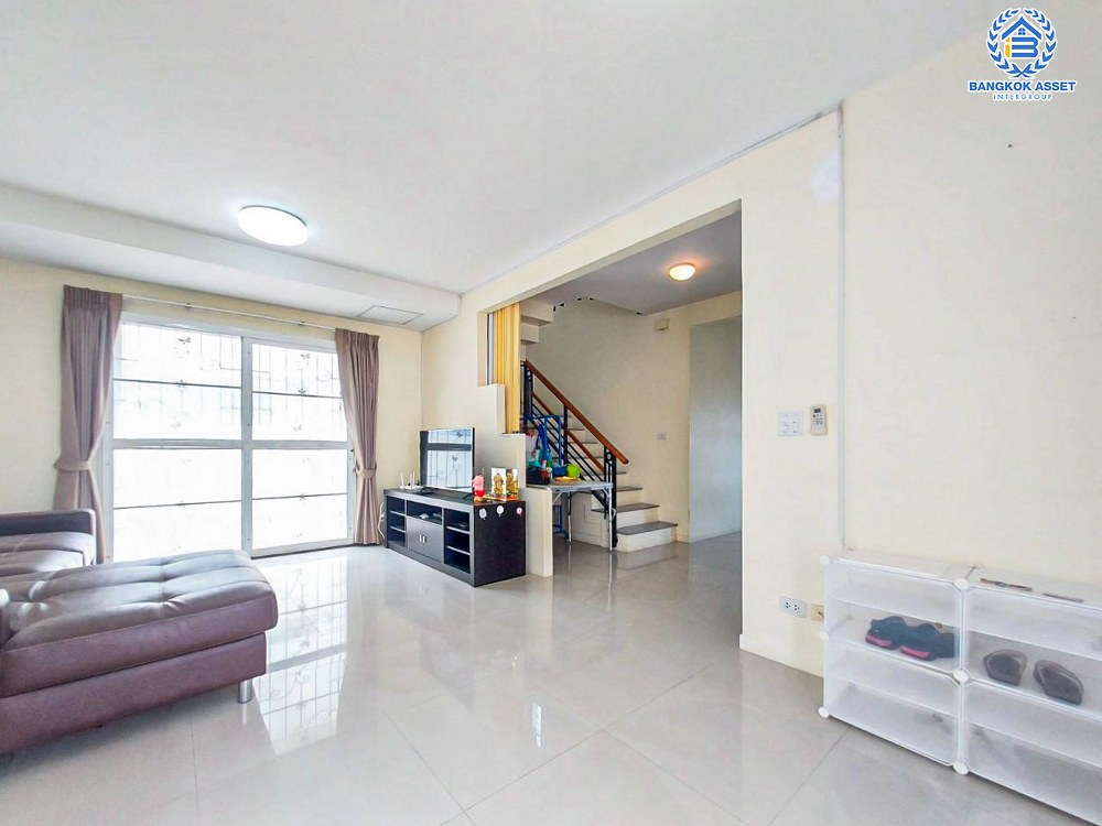 บ้านแฝดมือสอง โครงการ โฮมเพลส วงแหวน-รัตนาธิเบศร์ เนื้อที่กว้าง 41.60 ตร.ว. ฟังก์ชัน 3 ห้องนอน 2 ห้องน้ำ 2 ที่จอดรถ ภายในสภาพสวย มีบริเวณรอบบ้าน บนทำเลเดินทางง่าย เชื่อมต่อถนนกาญจนาภิเษก ถนนรัตนาธิเบศร์ ใกล้รถไฟฟ้าสายสีม่วง "สถานีคลองบางไผ่" และจุดขึ้นทางด่วน "กาญจนาภิเษก"...