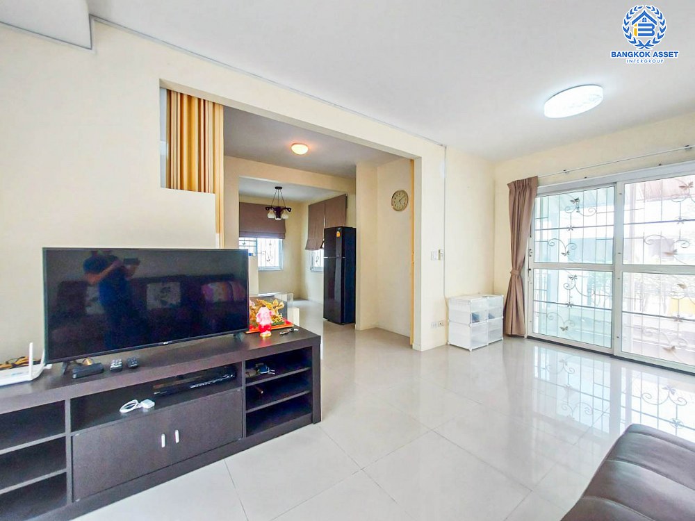 บ้านแฝดมือสอง โครงการ โฮมเพลส วงแหวน-รัตนาธิเบศร์ เนื้อที่กว้าง 41.60 ตร.ว. ฟังก์ชัน 3 ห้องนอน 2 ห้องน้ำ 2 ที่จอดรถ ภายในสภาพสวย มีบริเวณรอบบ้าน บนทำเลเดินทางง่าย เชื่อมต่อถนนกาญจนาภิเษก ถนนรัตนาธิเบศร์ ใกล้รถไฟฟ้าสายสีม่วง "สถานีคลองบางไผ่" และจุดขึ้นทางด่วน "กาญจนาภิเษก"...