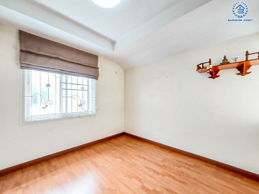 บ้านแฝดมือสอง โครงการ โฮมเพลส วงแหวน-รัตนาธิเบศร์ เนื้อที่กว้าง 41.60 ตร.ว. ฟังก์ชัน 3 ห้องนอน 2 ห้องน้ำ 2 ที่จอดรถ ภายในสภาพสวย มีบริเวณรอบบ้าน บนทำเลเดินทางง่าย เชื่อมต่อถนนกาญจนาภิเษก ถนนรัตนาธิเบศร์ ใกล้รถไฟฟ้าสายสีม่วง "สถานีคลองบางไผ่" และจุดขึ้นทางด่วน "กาญจนาภิเษก"...