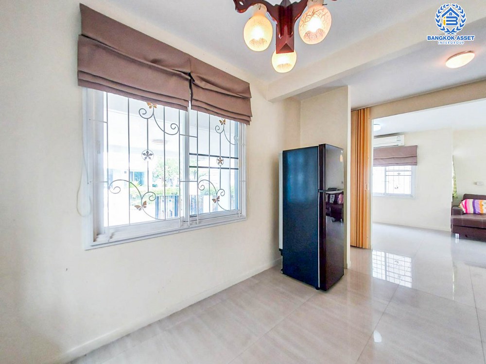 บ้านแฝดมือสอง โครงการ โฮมเพลส วงแหวน-รัตนาธิเบศร์ เนื้อที่กว้าง 41.60 ตร.ว. ฟังก์ชัน 3 ห้องนอน 2 ห้องน้ำ 2 ที่จอดรถ ภายในสภาพสวย มีบริเวณรอบบ้าน บนทำเลเดินทางง่าย เชื่อมต่อถนนกาญจนาภิเษก ถนนรัตนาธิเบศร์ ใกล้รถไฟฟ้าสายสีม่วง "สถานีคลองบางไผ่" และจุดขึ้นทางด่วน "กาญจนาภิเษก"...