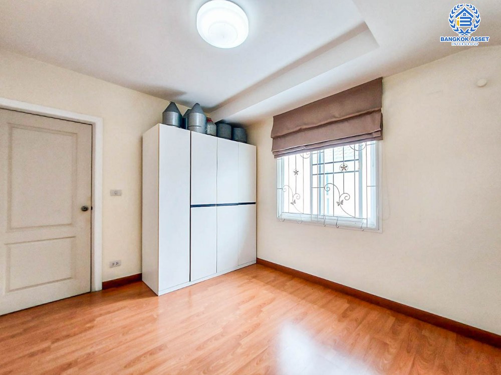 บ้านแฝดมือสอง โครงการ โฮมเพลส วงแหวน-รัตนาธิเบศร์ เนื้อที่กว้าง 41.60 ตร.ว. ฟังก์ชัน 3 ห้องนอน 2 ห้องน้ำ 2 ที่จอดรถ ภายในสภาพสวย มีบริเวณรอบบ้าน บนทำเลเดินทางง่าย เชื่อมต่อถนนกาญจนาภิเษก ถนนรัตนาธิเบศร์ ใกล้รถไฟฟ้าสายสีม่วง "สถานีคลองบางไผ่" และจุดขึ้นทางด่วน "กาญจนาภิเษก"...