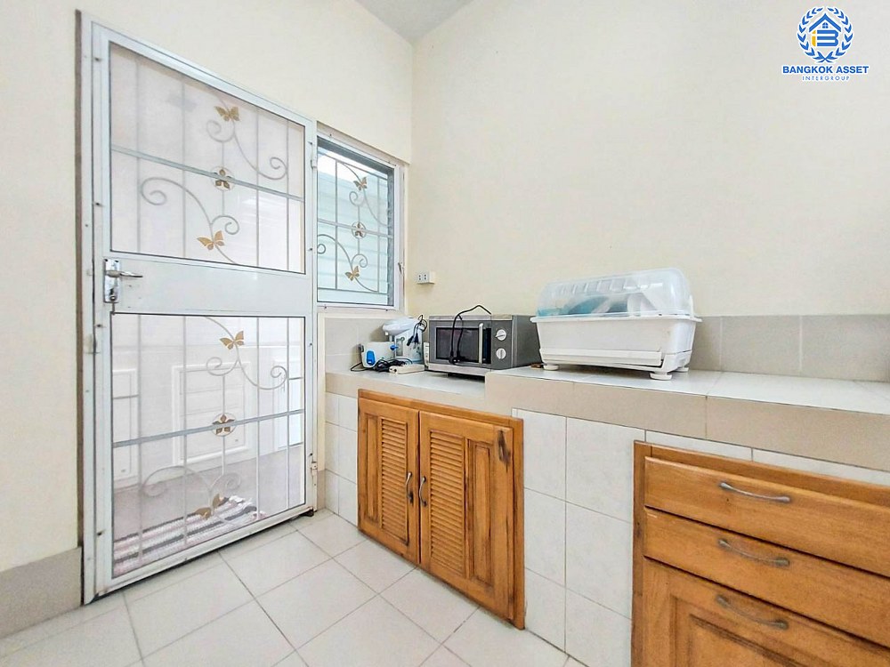 บ้านแฝดมือสอง โครงการ โฮมเพลส วงแหวน-รัตนาธิเบศร์ เนื้อที่กว้าง 41.60 ตร.ว. ฟังก์ชัน 3 ห้องนอน 2 ห้องน้ำ 2 ที่จอดรถ ภายในสภาพสวย มีบริเวณรอบบ้าน บนทำเลเดินทางง่าย เชื่อมต่อถนนกาญจนาภิเษก ถนนรัตนาธิเบศร์ ใกล้รถไฟฟ้าสายสีม่วง "สถานีคลองบางไผ่" และจุดขึ้นทางด่วน "กาญจนาภิเษก"...