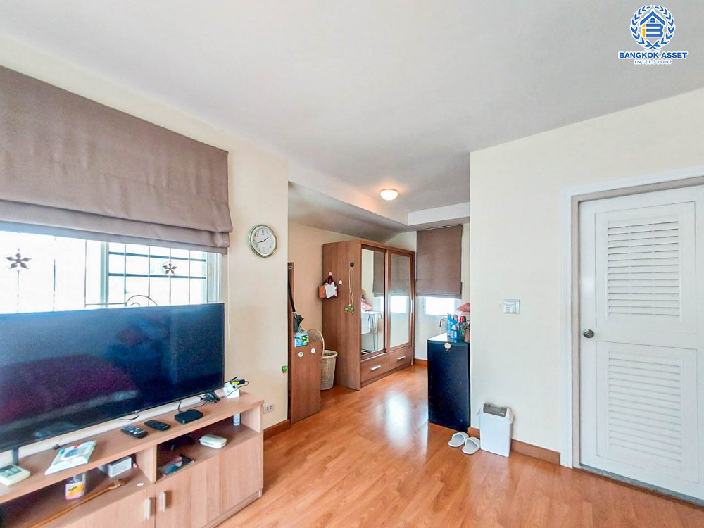 บ้านแฝดมือสอง โครงการ โฮมเพลส วงแหวน-รัตนาธิเบศร์ เนื้อที่กว้าง 41.60 ตร.ว. ฟังก์ชัน 3 ห้องนอน 2 ห้องน้ำ 2 ที่จอดรถ ภายในสภาพสวย มีบริเวณรอบบ้าน บนทำเลเดินทางง่าย เชื่อมต่อถนนกาญจนาภิเษก ถนนรัตนาธิเบศร์ ใกล้รถไฟฟ้าสายสีม่วง "สถานีคลองบางไผ่" และจุดขึ้นทางด่วน "กาญจนาภิเษก"...