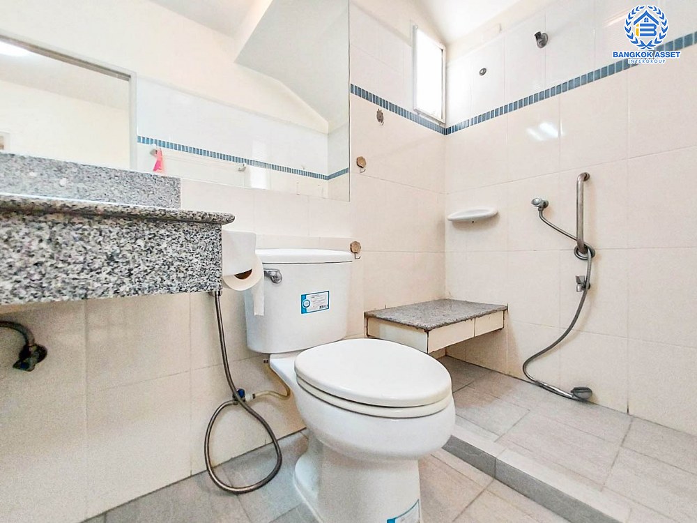 บ้านแฝดมือสอง โครงการ โฮมเพลส วงแหวน-รัตนาธิเบศร์ เนื้อที่กว้าง 41.60 ตร.ว. ฟังก์ชัน 3 ห้องนอน 2 ห้องน้ำ 2 ที่จอดรถ ภายในสภาพสวย มีบริเวณรอบบ้าน บนทำเลเดินทางง่าย เชื่อมต่อถนนกาญจนาภิเษก ถนนรัตนาธิเบศร์ ใกล้รถไฟฟ้าสายสีม่วง "สถานีคลองบางไผ่" และจุดขึ้นทางด่วน "กาญจนาภิเษก"...