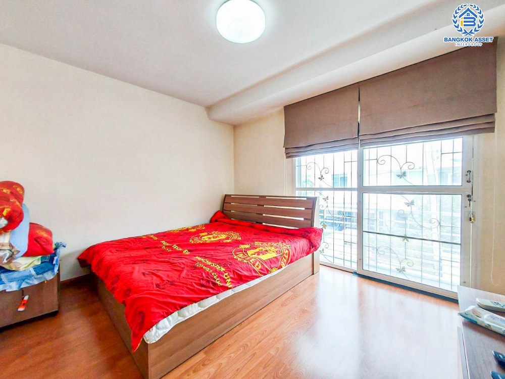 บ้านแฝดมือสอง โครงการ โฮมเพลส วงแหวน-รัตนาธิเบศร์ เนื้อที่กว้าง 41.60 ตร.ว. ฟังก์ชัน 3 ห้องนอน 2 ห้องน้ำ 2 ที่จอดรถ ภายในสภาพสวย มีบริเวณรอบบ้าน บนทำเลเดินทางง่าย เชื่อมต่อถนนกาญจนาภิเษก ถนนรัตนาธิเบศร์ ใกล้รถไฟฟ้าสายสีม่วง "สถานีคลองบางไผ่" และจุดขึ้นทางด่วน "กาญจนาภิเษก"...