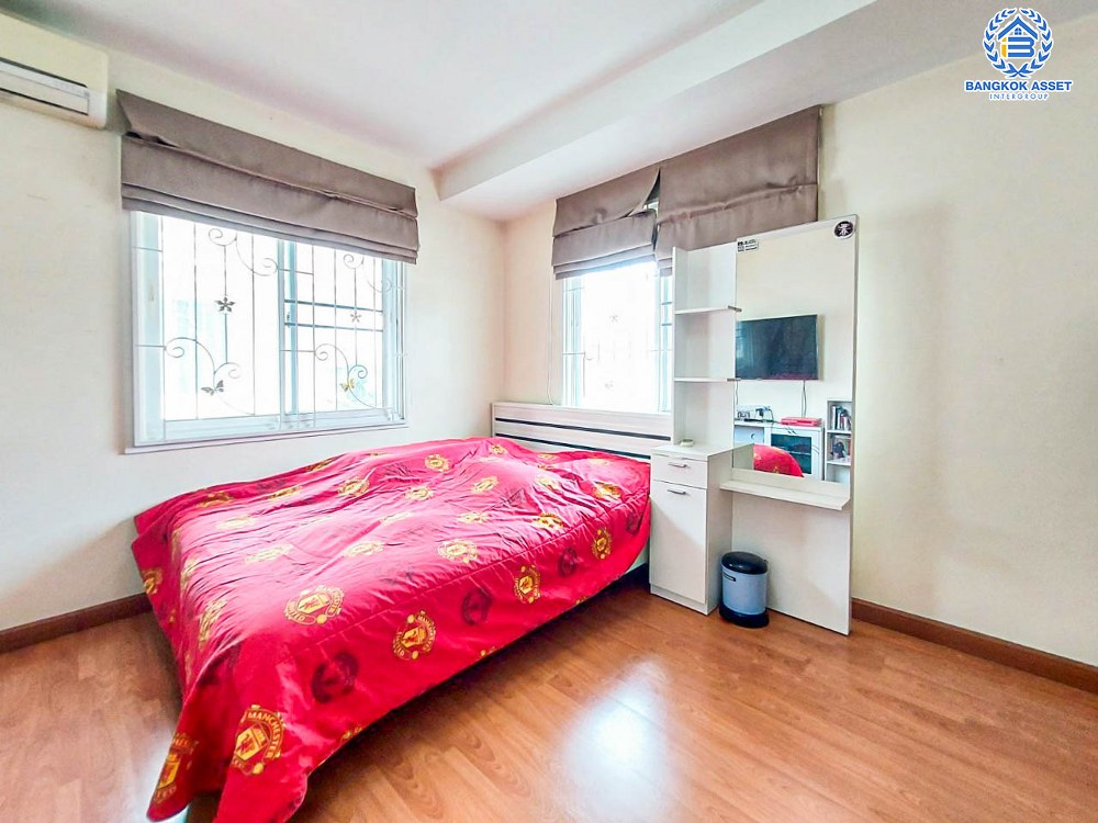 บ้านแฝดมือสอง โครงการ โฮมเพลส วงแหวน-รัตนาธิเบศร์ เนื้อที่กว้าง 41.60 ตร.ว. ฟังก์ชัน 3 ห้องนอน 2 ห้องน้ำ 2 ที่จอดรถ ภายในสภาพสวย มีบริเวณรอบบ้าน บนทำเลเดินทางง่าย เชื่อมต่อถนนกาญจนาภิเษก ถนนรัตนาธิเบศร์ ใกล้รถไฟฟ้าสายสีม่วง "สถานีคลองบางไผ่" และจุดขึ้นทางด่วน "กาญจนาภิเษก"...