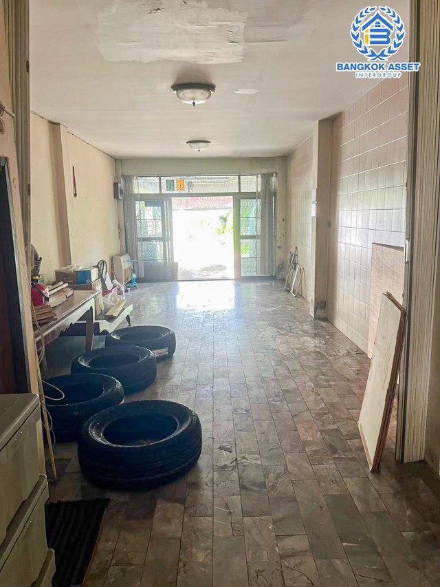 ทาวน์โฮมมือสองกรุงเทพมหานคร หมู่บ้าน เกษตรนิเวศน์ แจ้งวัฒนะ #หลังมุม เนื้อที่กว้างถึง 25 ตร.ว. ฟังก์ชัน 3 ห้องนอน 3 ห้องน้ำ 2 ที่จอดรถ บ้านพร้อมเฟอร์นิเจอร์! 1 เครื่องปรับอากาศ, 1 เครื่องทำน้ำอุ่น บนทำเลดี ใกล้รถไฟฟ้าสายสีชมพู "สถานีแจ้งวัฒนะ 14" ที่จะเสร็จในอนาคต