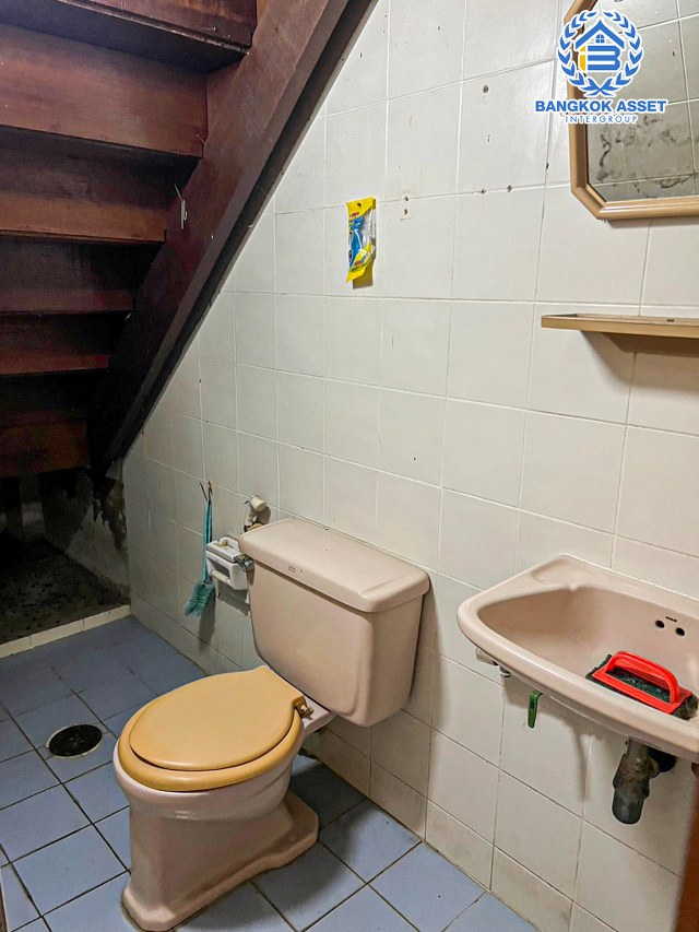 ทาวน์โฮมมือสองกรุงเทพมหานคร หมู่บ้าน เกษตรนิเวศน์ แจ้งวัฒนะ #หลังมุม เนื้อที่กว้างถึง 25 ตร.ว. ฟังก์ชัน 3 ห้องนอน 3 ห้องน้ำ 2 ที่จอดรถ บ้านพร้อมเฟอร์นิเจอร์! 1 เครื่องปรับอากาศ, 1 เครื่องทำน้ำอุ่น บนทำเลดี ใกล้รถไฟฟ้าสายสีชมพู "สถานีแจ้งวัฒนะ 14" ที่จะเสร็จในอนาคต