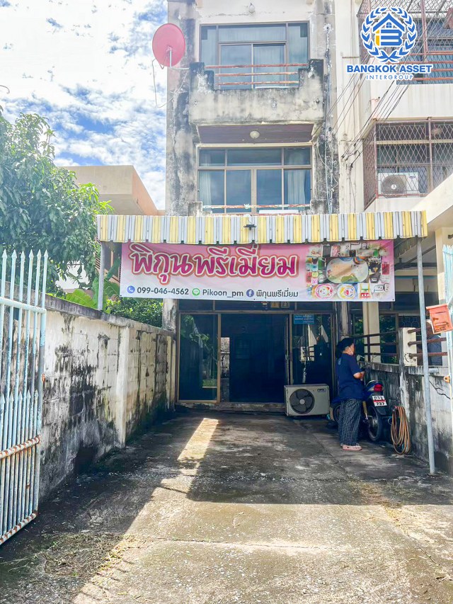 ทาวน์โฮมมือสองกรุงเทพมหานคร หมู่บ้าน เกษตรนิเวศน์ แจ้งวัฒนะ #หลังมุม เนื้อที่กว้างถึง 25 ตร.ว. ฟังก์ชัน 3 ห้องนอน 3 ห้องน้ำ 2 ที่จอดรถ บ้านพร้อมเฟอร์นิเจอร์! 1 เครื่องปรับอากาศ, 1 เครื่องทำน้ำอุ่น บนทำเลดี ใกล้รถไฟฟ้าสายสีชมพู "สถานีแจ้งวัฒนะ 14" ที่จะเสร็จในอนาคต