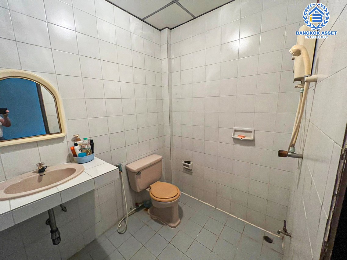 ทาวน์โฮมมือสองกรุงเทพมหานคร หมู่บ้าน เกษตรนิเวศน์ แจ้งวัฒนะ #หลังมุม เนื้อที่กว้างถึง 25 ตร.ว. ฟังก์ชัน 3 ห้องนอน 3 ห้องน้ำ 2 ที่จอดรถ บ้านพร้อมเฟอร์นิเจอร์! 1 เครื่องปรับอากาศ, 1 เครื่องทำน้ำอุ่น บนทำเลดี ใกล้รถไฟฟ้าสายสีชมพู "สถานีแจ้งวัฒนะ 14" ที่จะเสร็จในอนาคต