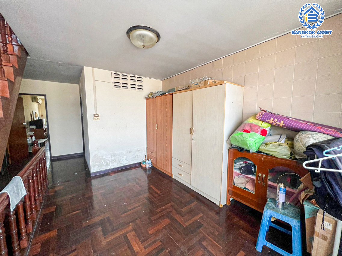 ทาวน์โฮมมือสองกรุงเทพมหานคร หมู่บ้าน เกษตรนิเวศน์ แจ้งวัฒนะ #หลังมุม เนื้อที่กว้างถึง 25 ตร.ว. ฟังก์ชัน 3 ห้องนอน 3 ห้องน้ำ 2 ที่จอดรถ บ้านพร้อมเฟอร์นิเจอร์! 1 เครื่องปรับอากาศ, 1 เครื่องทำน้ำอุ่น บนทำเลดี ใกล้รถไฟฟ้าสายสีชมพู "สถานีแจ้งวัฒนะ 14" ที่จะเสร็จในอนาคต