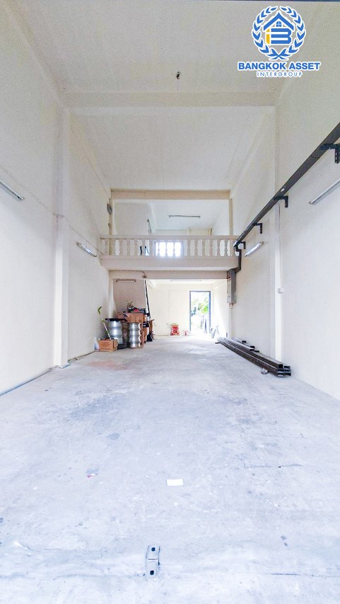 อาคารพาณิชย์ 3.5 ชั้นมือสองกรุงเทพมหานคร หมู่บ้าน ซอยเอกชัย90 เอกชัย เนื้อที่กว้าง 28 ตร.ว. ฟังก์ชัน 2 ห้องนอน 2 ห้องน้ำ 1 ที่จอดรถ สามารถทำโรงงาน มีเนื้อที่กว้างด้านหลังอาคาร บนทำเลติดถนนเอกชัย ใกล้รถไฟฟ้าสายสีน้ำเงิน "สถานีหลักสอง" จองเลย!