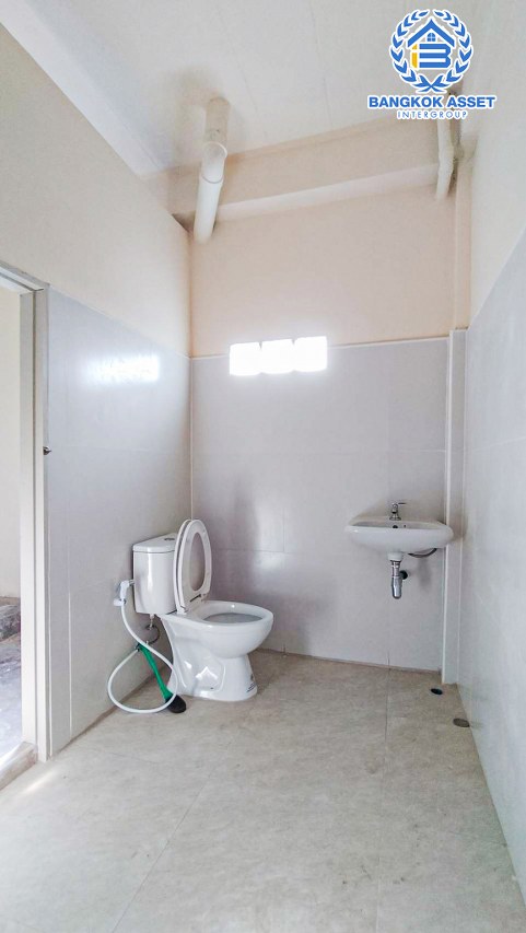 อาคารพาณิชย์ 3.5 ชั้นมือสองกรุงเทพมหานคร หมู่บ้าน ซอยเอกชัย90 เอกชัย เนื้อที่กว้าง 28 ตร.ว. ฟังก์ชัน 2 ห้องนอน 2 ห้องน้ำ 1 ที่จอดรถ สามารถทำโรงงาน มีเนื้อที่กว้างด้านหลังอาคาร บนทำเลติดถนนเอกชัย ใกล้รถไฟฟ้าสายสีน้ำเงิน "สถานีหลักสอง" จองเลย!