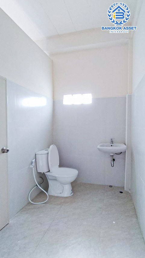 อาคารพาณิชย์ 3.5 ชั้นมือสองกรุงเทพมหานคร หมู่บ้าน ซอยเอกชัย90 เอกชัย เนื้อที่กว้าง 28 ตร.ว. ฟังก์ชัน 2 ห้องนอน 2 ห้องน้ำ 1 ที่จอดรถ สามารถทำโรงงาน มีเนื้อที่กว้างด้านหลังอาคาร บนทำเลติดถนนเอกชัย ใกล้รถไฟฟ้าสายสีน้ำเงิน "สถานีหลักสอง" จองเลย!