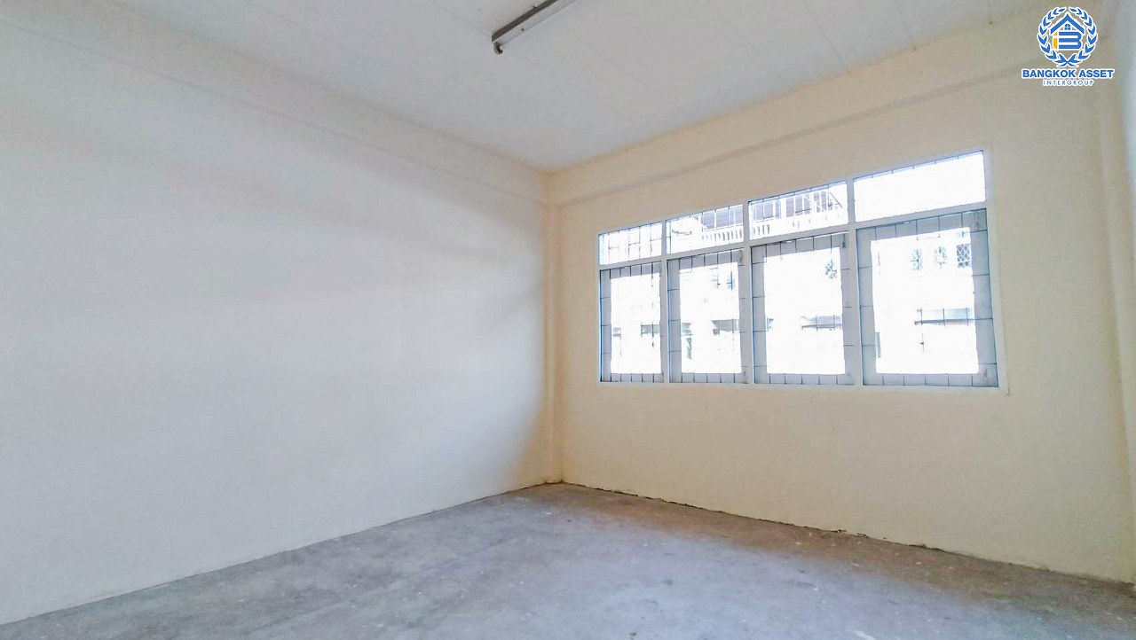 อาคารพาณิชย์ 3.5 ชั้นมือสองกรุงเทพมหานคร หมู่บ้าน ซอยเอกชัย90 เอกชัย เนื้อที่กว้าง 28 ตร.ว. ฟังก์ชัน 2 ห้องนอน 2 ห้องน้ำ 1 ที่จอดรถ สามารถทำโรงงาน มีเนื้อที่กว้างด้านหลังอาคาร บนทำเลติดถนนเอกชัย ใกล้รถไฟฟ้าสายสีน้ำเงิน "สถานีหลักสอง" จองเลย!