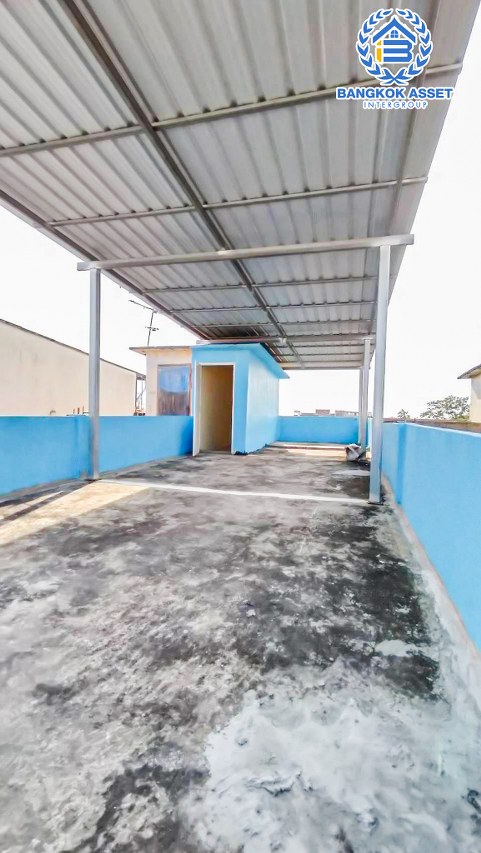 อาคารพาณิชย์ 3.5 ชั้นมือสองกรุงเทพมหานคร หมู่บ้าน ซอยเอกชัย90 เอกชัย เนื้อที่กว้าง 28 ตร.ว. ฟังก์ชัน 2 ห้องนอน 2 ห้องน้ำ 1 ที่จอดรถ สามารถทำโรงงาน มีเนื้อที่กว้างด้านหลังอาคาร บนทำเลติดถนนเอกชัย ใกล้รถไฟฟ้าสายสีน้ำเงิน "สถานีหลักสอง" จองเลย!