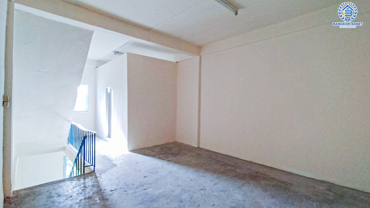 อาคารพาณิชย์ 3.5 ชั้นมือสองกรุงเทพมหานคร หมู่บ้าน ซอยเอกชัย90 เอกชัย เนื้อที่กว้าง 28 ตร.ว. ฟังก์ชัน 2 ห้องนอน 2 ห้องน้ำ 1 ที่จอดรถ สามารถทำโรงงาน มีเนื้อที่กว้างด้านหลังอาคาร บนทำเลติดถนนเอกชัย ใกล้รถไฟฟ้าสายสีน้ำเงิน "สถานีหลักสอง" จองเลย!