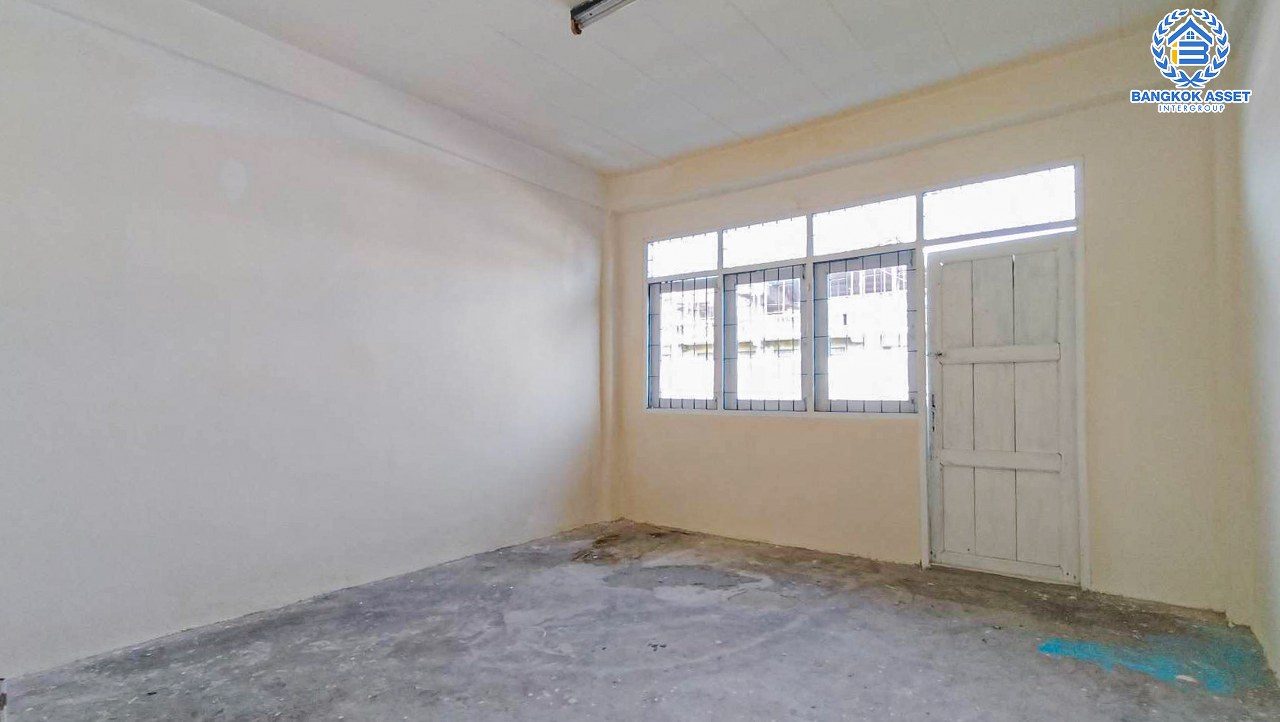 อาคารพาณิชย์ 3.5 ชั้นมือสองกรุงเทพมหานคร หมู่บ้าน ซอยเอกชัย90 เอกชัย เนื้อที่กว้าง 28 ตร.ว. ฟังก์ชัน 2 ห้องนอน 2 ห้องน้ำ 1 ที่จอดรถ สามารถทำโรงงาน มีเนื้อที่กว้างด้านหลังอาคาร บนทำเลติดถนนเอกชัย ใกล้รถไฟฟ้าสายสีน้ำเงิน "สถานีหลักสอง" จองเลย!