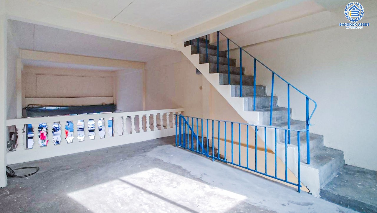 อาคารพาณิชย์ 3.5 ชั้นมือสองกรุงเทพมหานคร หมู่บ้าน ซอยเอกชัย90 เอกชัย เนื้อที่กว้าง 28 ตร.ว. ฟังก์ชัน 2 ห้องนอน 2 ห้องน้ำ 1 ที่จอดรถ สามารถทำโรงงาน มีเนื้อที่กว้างด้านหลังอาคาร บนทำเลติดถนนเอกชัย ใกล้รถไฟฟ้าสายสีน้ำเงิน "สถานีหลักสอง" จองเลย!